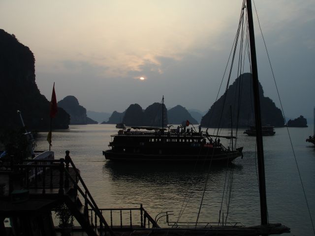 halong bay sunset3